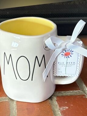 Rae Dunn MOM Coffee Mug Artisan Collection Yellow Interior Daffodil Mother's Day
